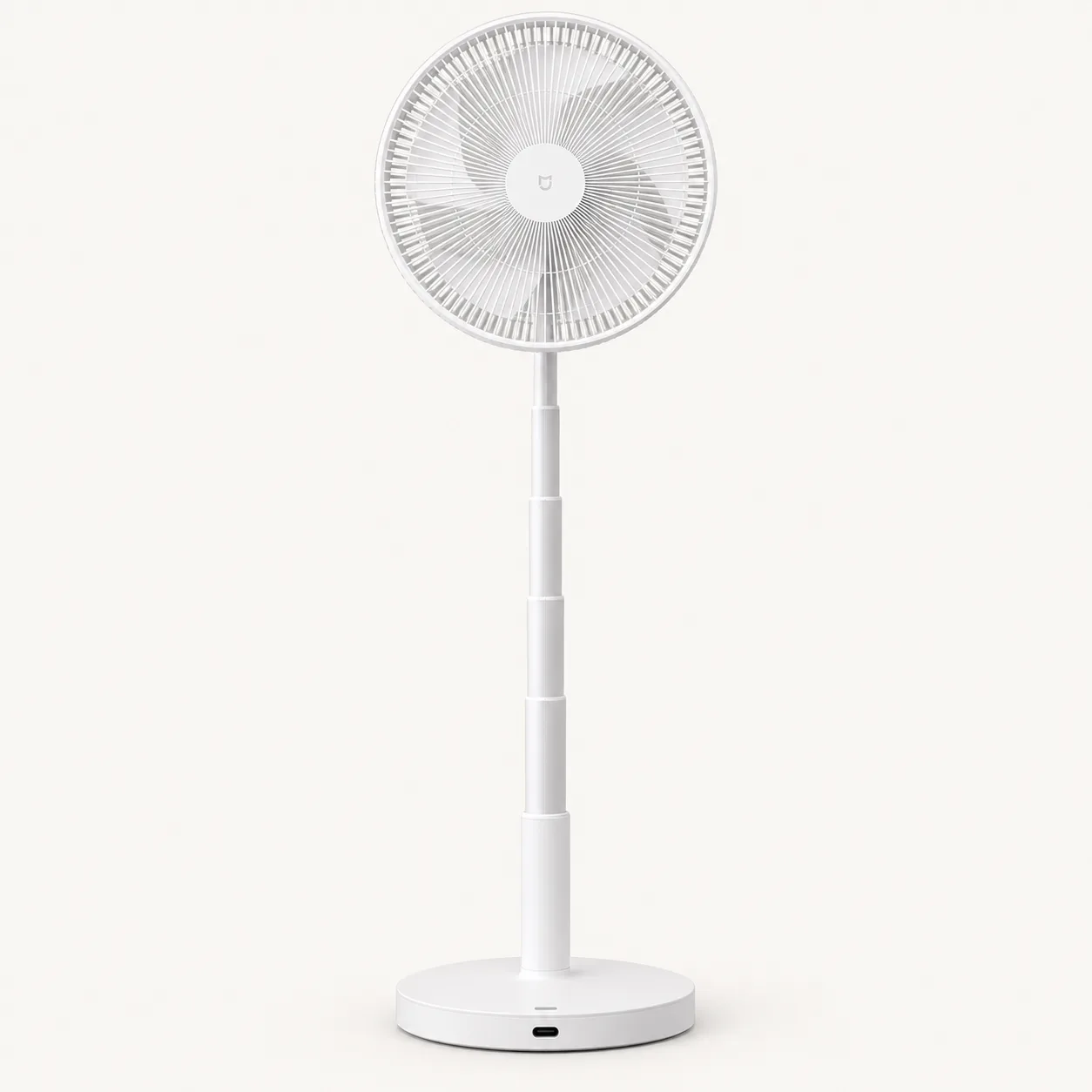 Ventilateur sur pied blanc entièrement déployé, photographié sur fond blanc