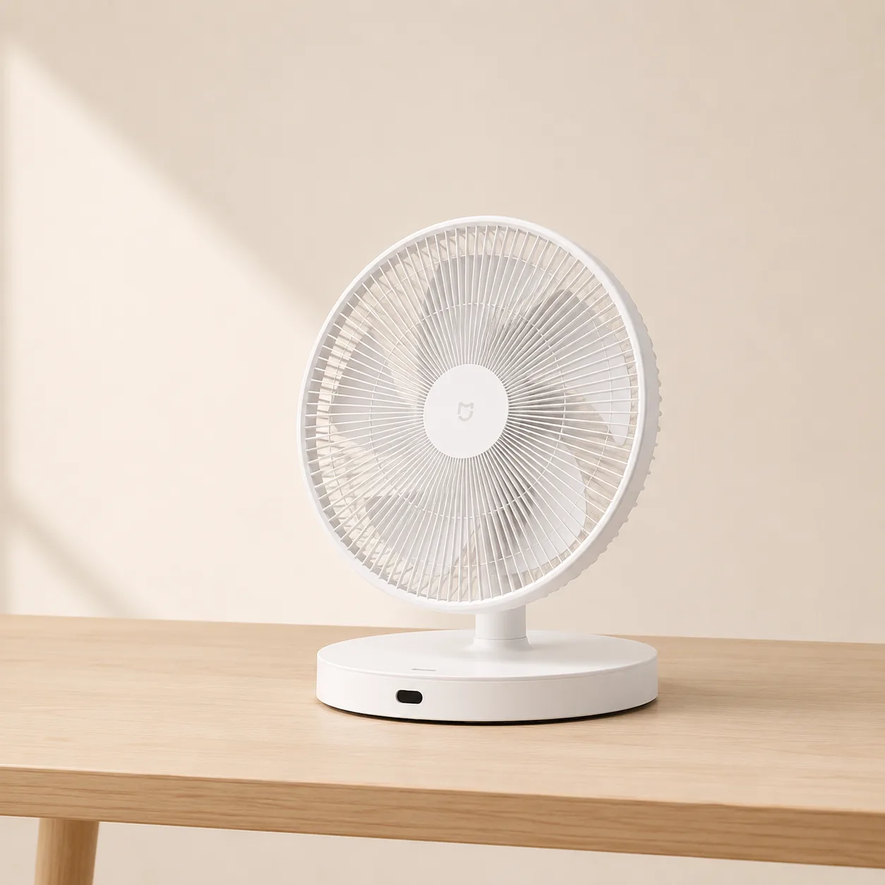 Ventilateur en mode table posé sur une table en bois, éclairé par le soleil