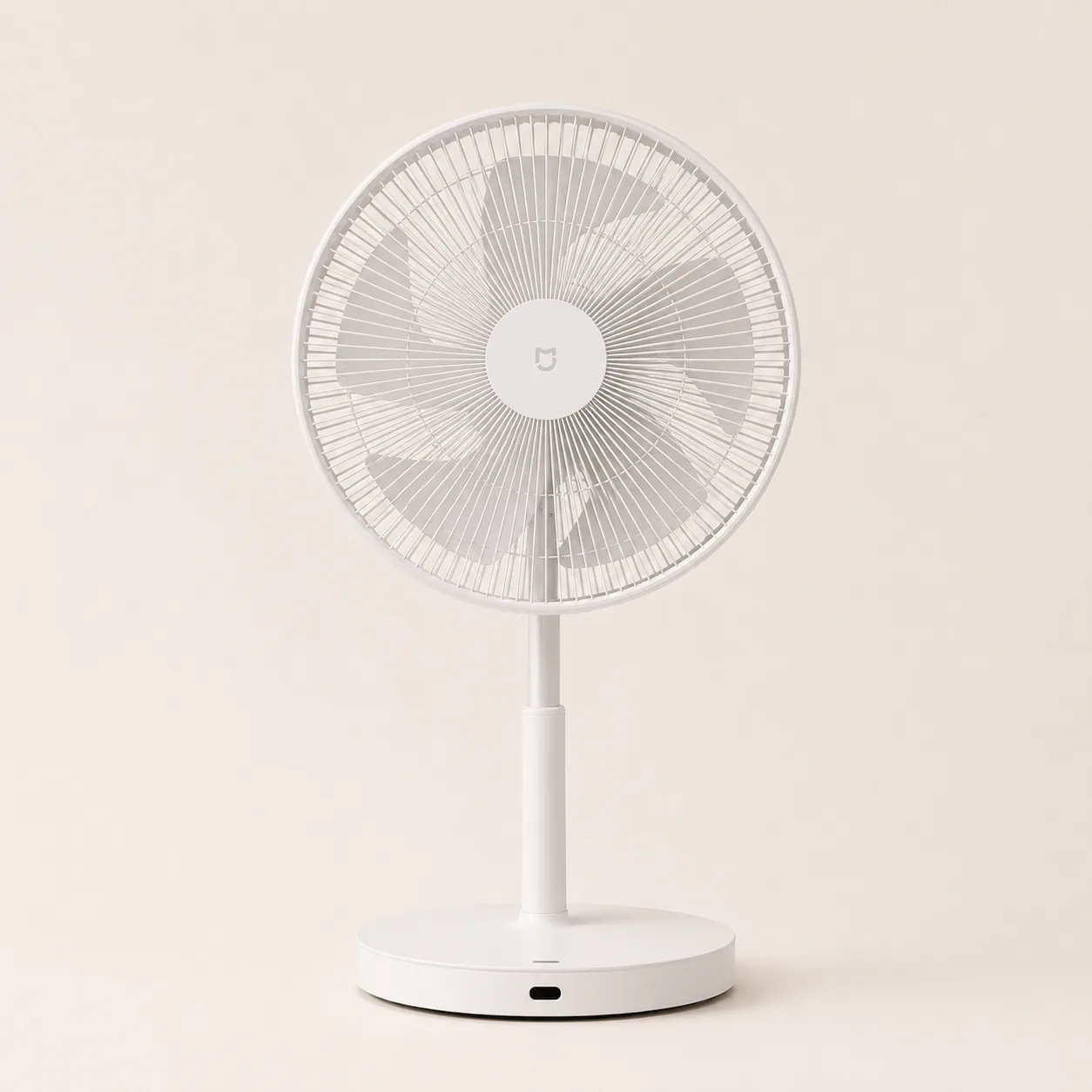Ventilateur sur pied blanc en hauteur intermédiaire, tête droite, sur fond crème