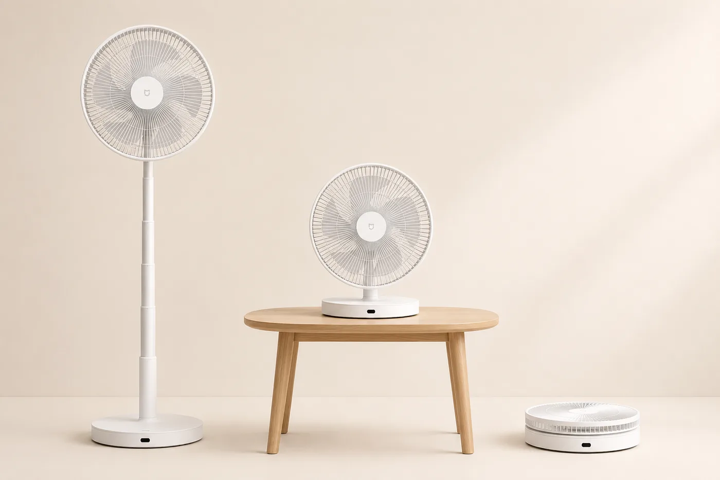 Le ventilateur en version haute posée au sol, en version table sur une table basse, et son socle replié à côté