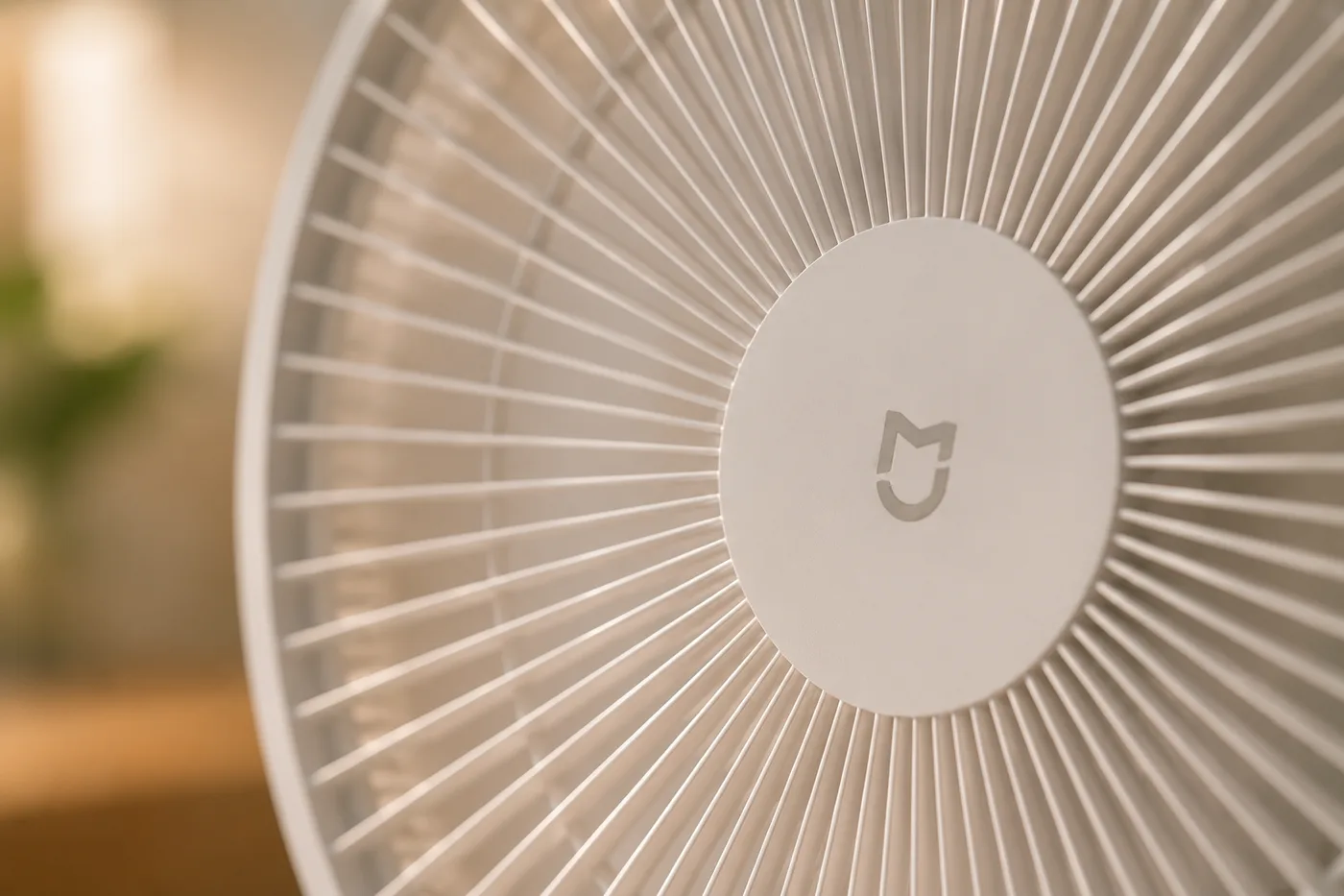 Gros plan sur la grille avant et l'hélice blanche du ventilateur
