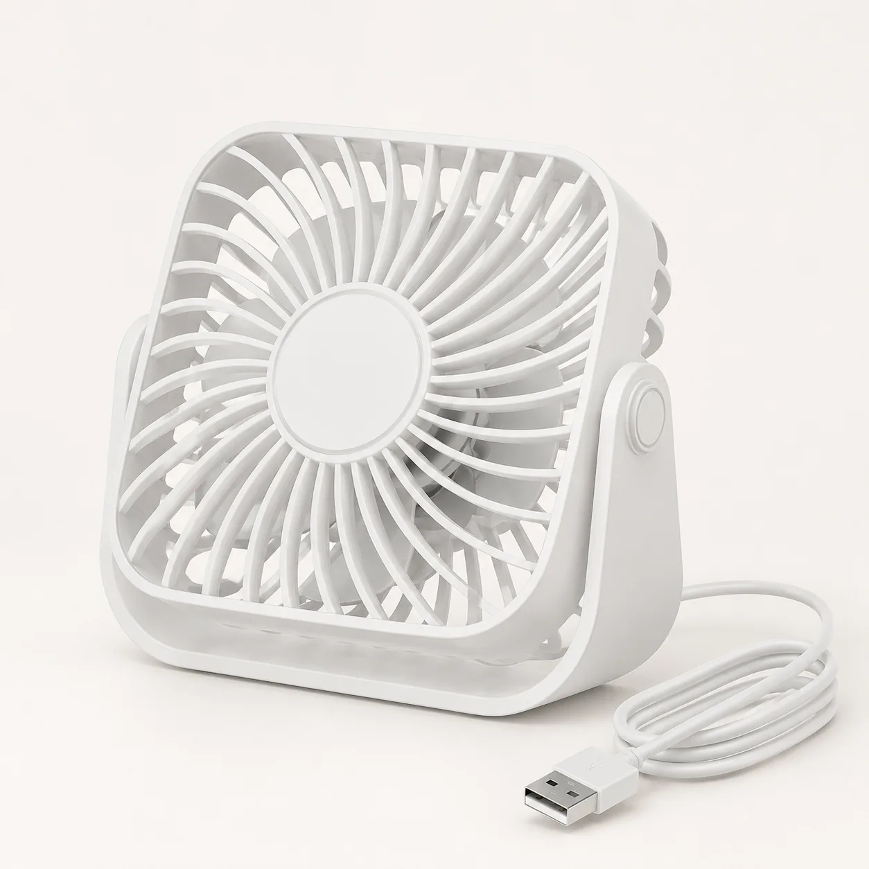 Petit ventilateur de bureau blanc avec son câble USB enroulé, sur fond clair