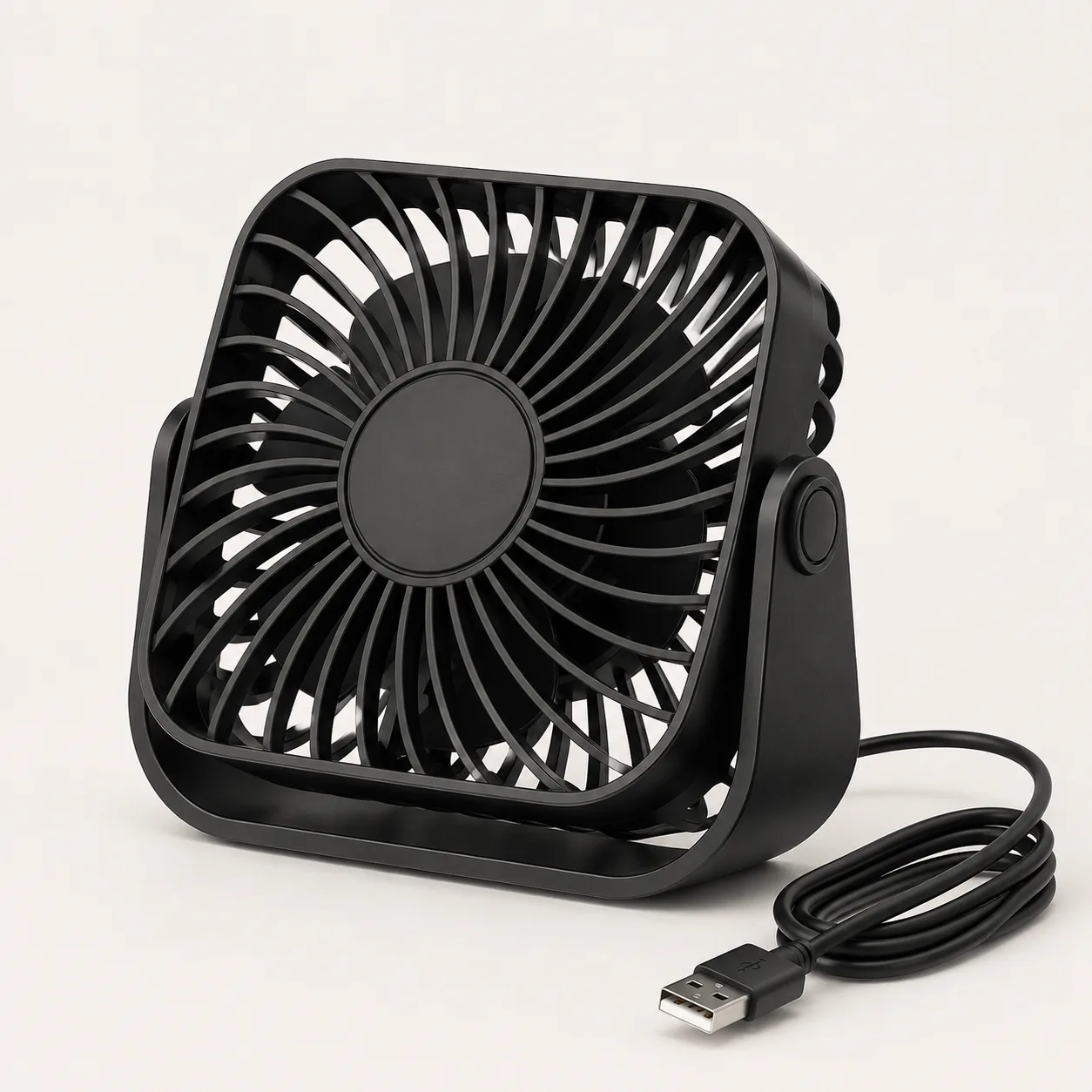 Petit ventilateur de bureau noir avec son câble USB, sur fond clair