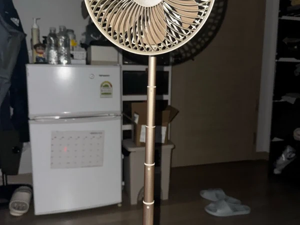 Petit ventilateur de bureau Ventéo Mini noir posé sur un bureau